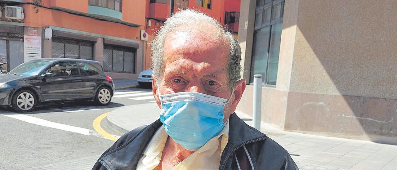 Francisco J.E,, un señor de 73 años que malvive en las calles del barrio de San Gregorio.