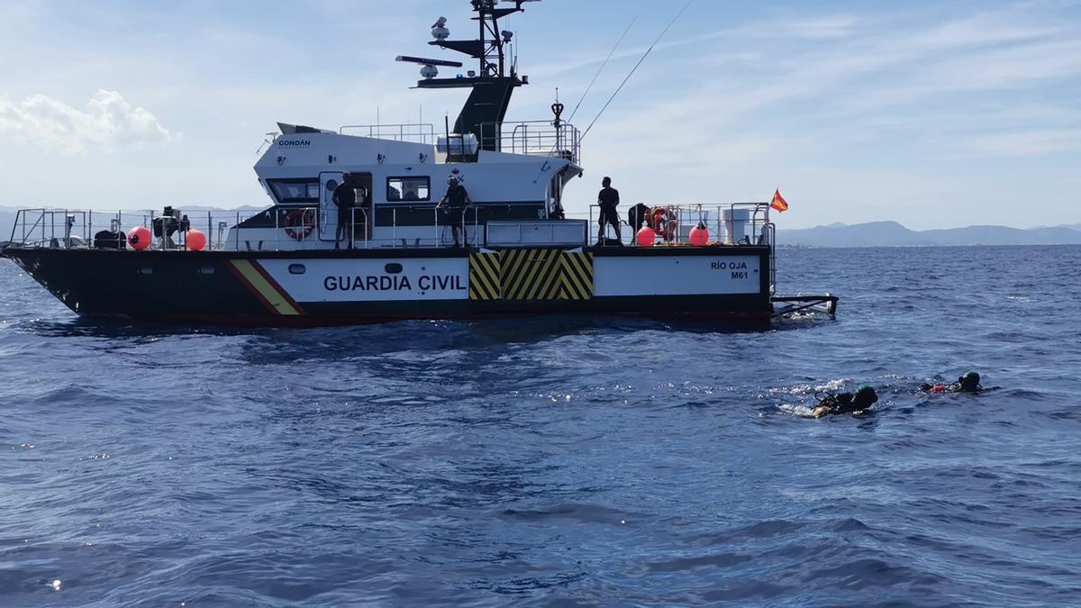 La Guardia Civil en el lugar donde se ha rescatado el cuerpo del buceador en Dénia.