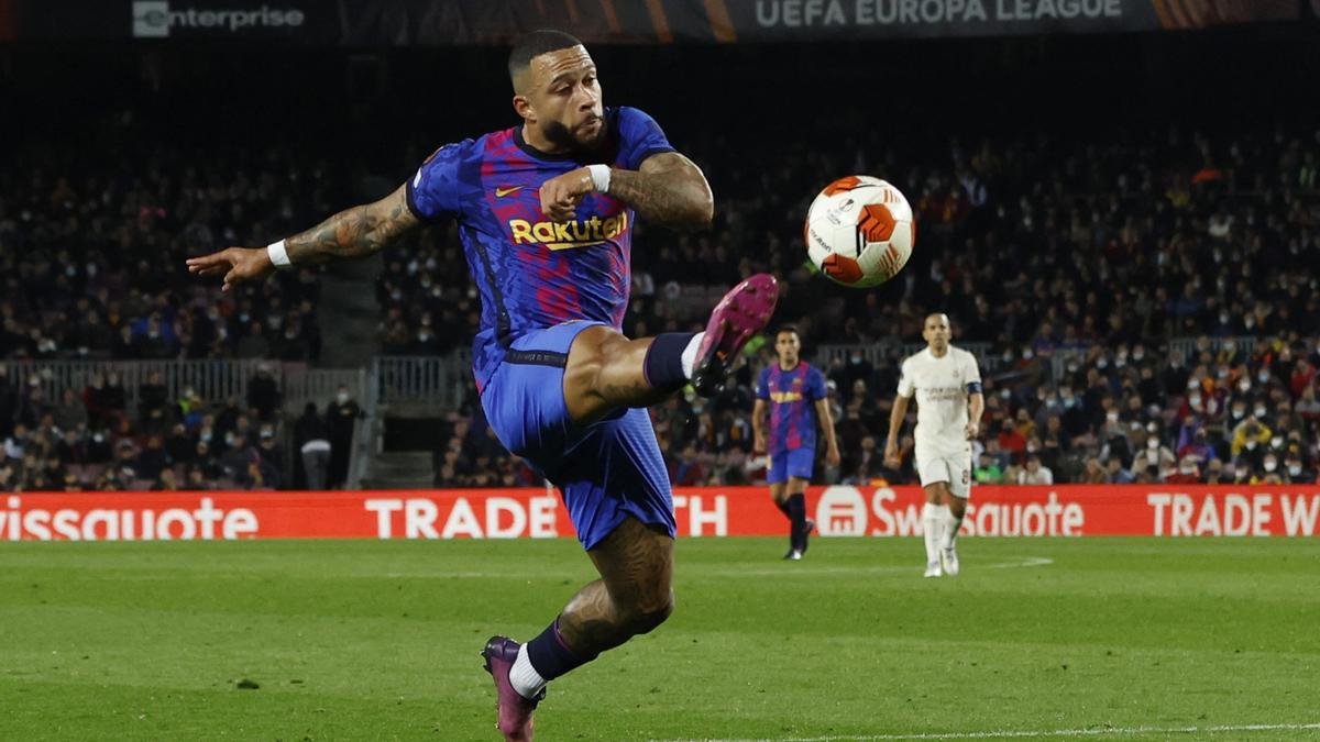 Memphis Depay remata un balón con el FC Barcelona.