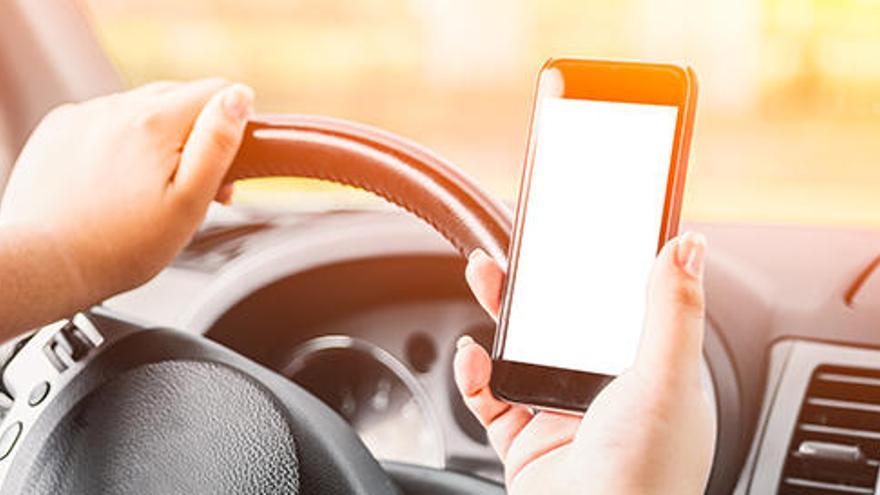 Un plan dirigido a jóvenes busca impedir el uso del móvil al volante