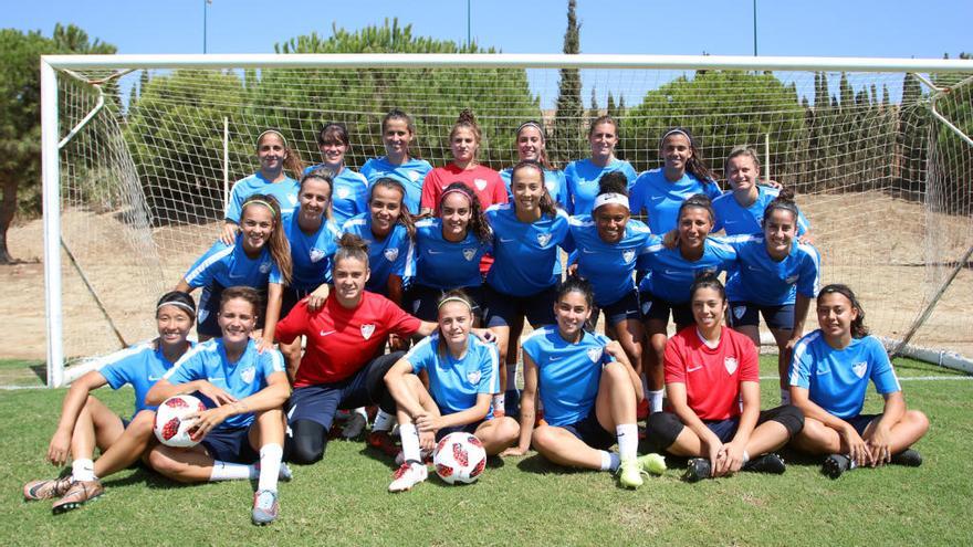 La plantilla del Málaga CF Femenino posa en el campo de El Viso, donde se ejercitó ayer.