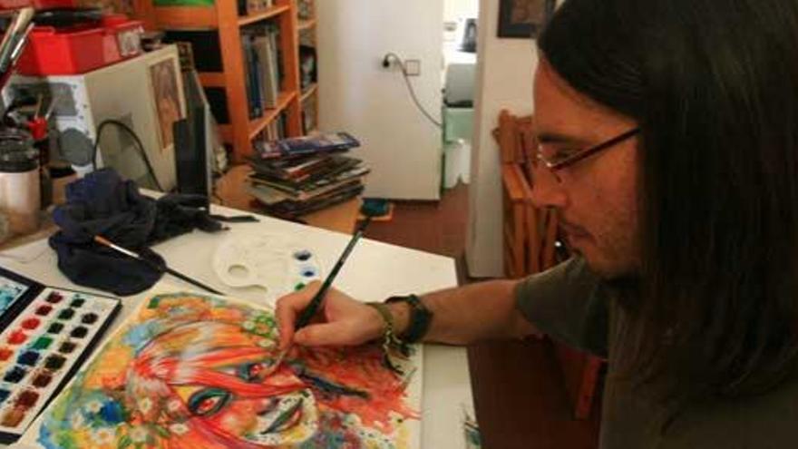 Guillem Marí dibuja en la tableta gráfica digital en la mesa de su casa.