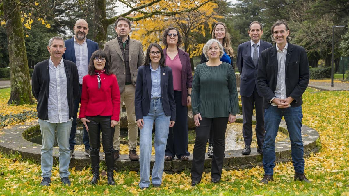 A candidata a reitora da USC, Rosa Crujeiras, no centro, xunto ás persoas que integran o seu equipo de goberno.