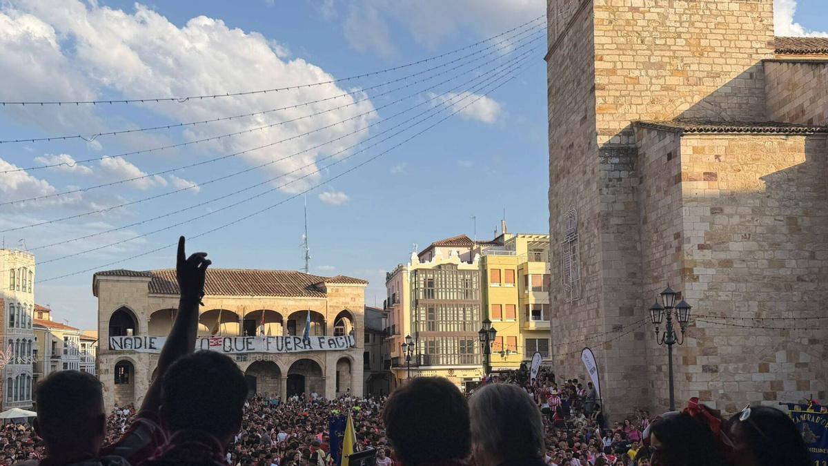 Una guirnalda de luces en la Plaza Mayor que llega a la iglesia de San Juan, durante el desfile de peñas de las pasadas fiestas de San Pedro.
