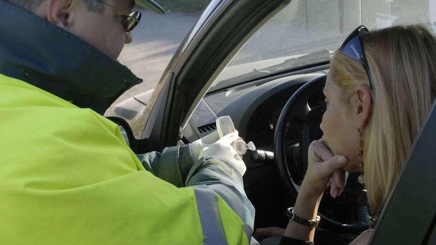 Un agente explica el funcionamiento de la prueba de drogas a una conductora.