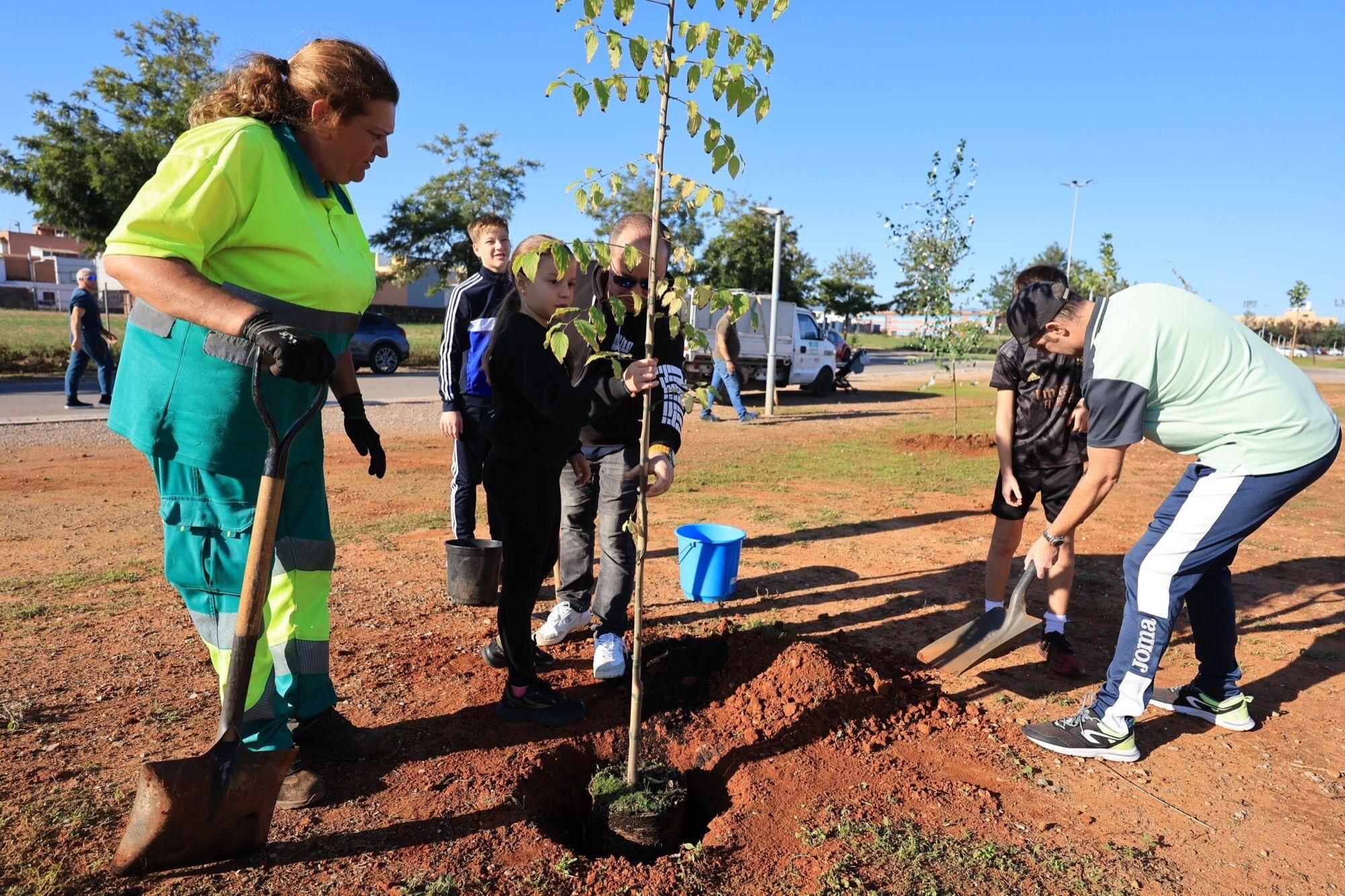  Éxito de la plantación de árboles por parte de personal y familias de Pamesa Grupo Empresarial en la Ciutat Esportiva Municipal de Vila-real que ha tenido lugar en la mañana. de este sábado La acción, que forma parte de la Responsabilidad Social Corporativa del grupo, está incluida en la programación del 20.º Mes de la Sostenibilidad de la Concejalía de Medio Ambiente.