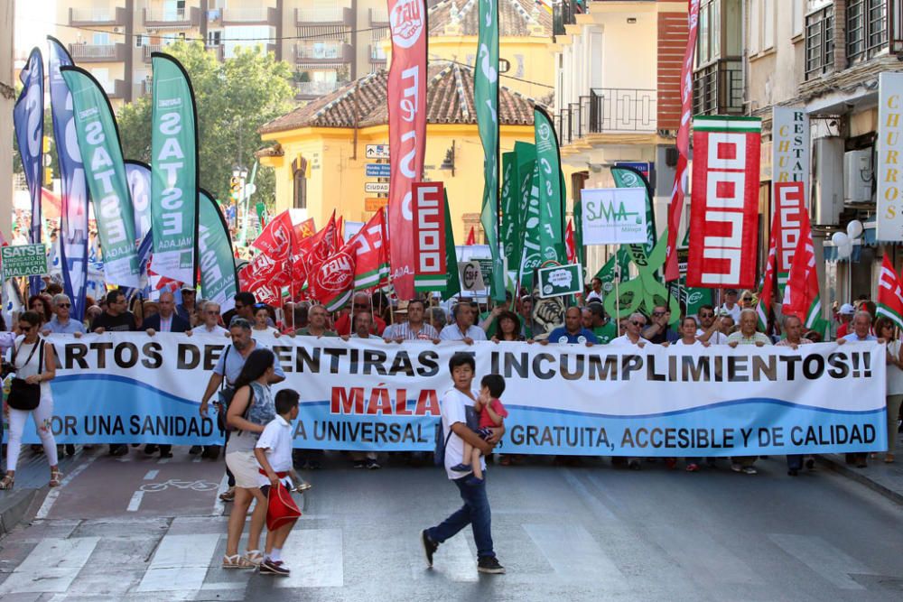 Bajo el lema '¡¡Hartos de mentiras e incumplimientos!!' cientos de personas han recorrido la ciudad desde el Hospital Civil hasta el Hospital Noble