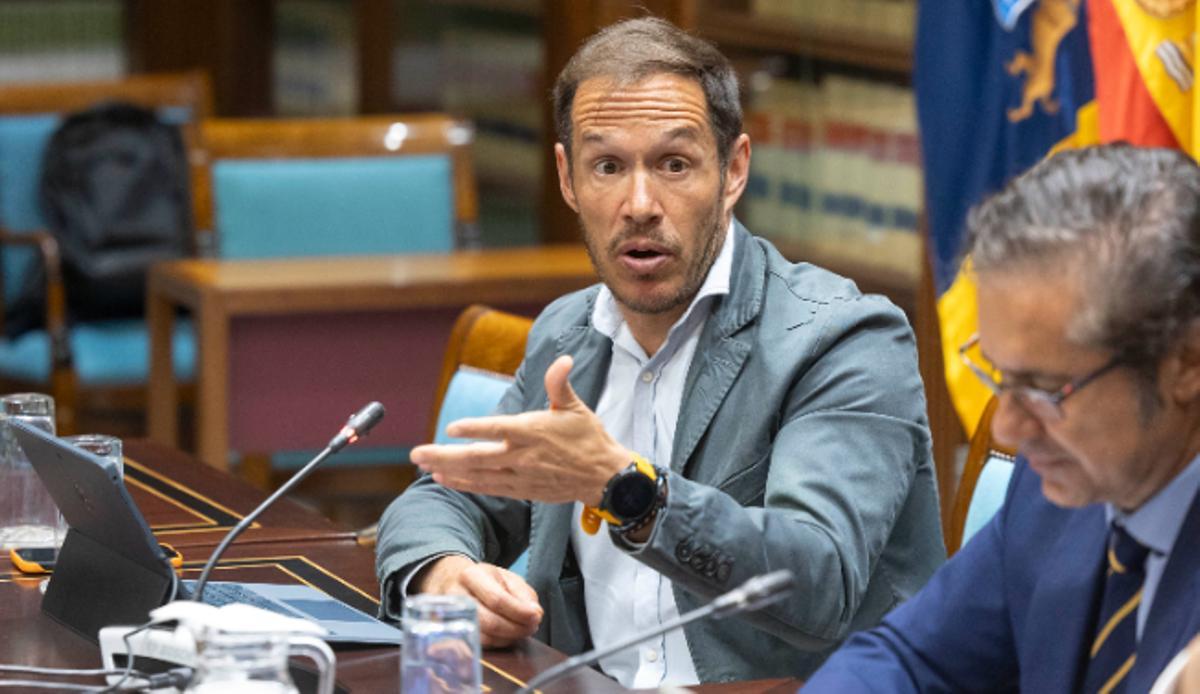 El consejero Hernández Zapata, este jueves en el Parlamento de Canarias.