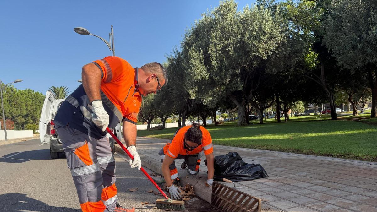 Trabajos preventivos y limpieza intensiva en imbornales y red de alcantarillado de Paterna.