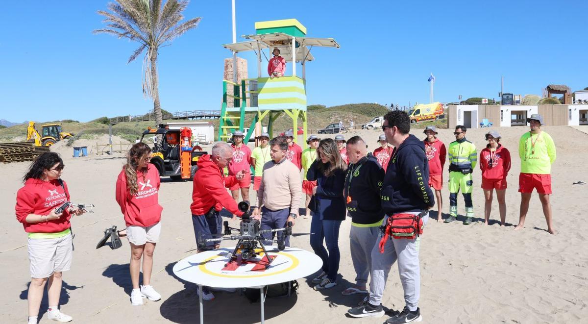 Socorristas con el dron que utilizarán para vigilar las playas de Marbella durante los fines de semana.