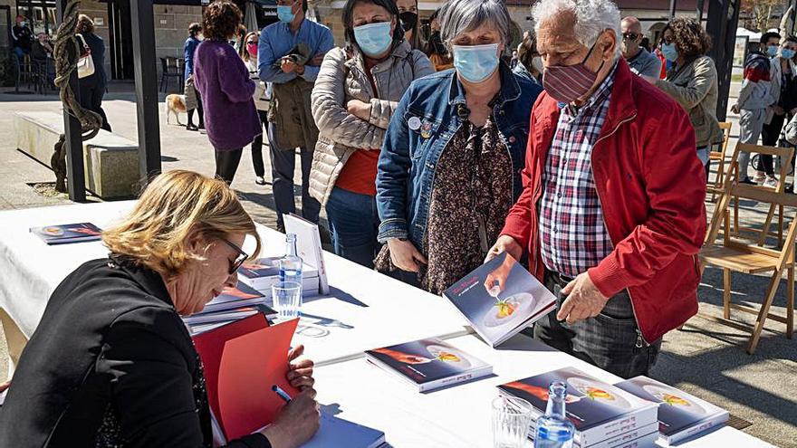 Sinatura de exemplares tralo acto de presentación do libro.   | // FDV