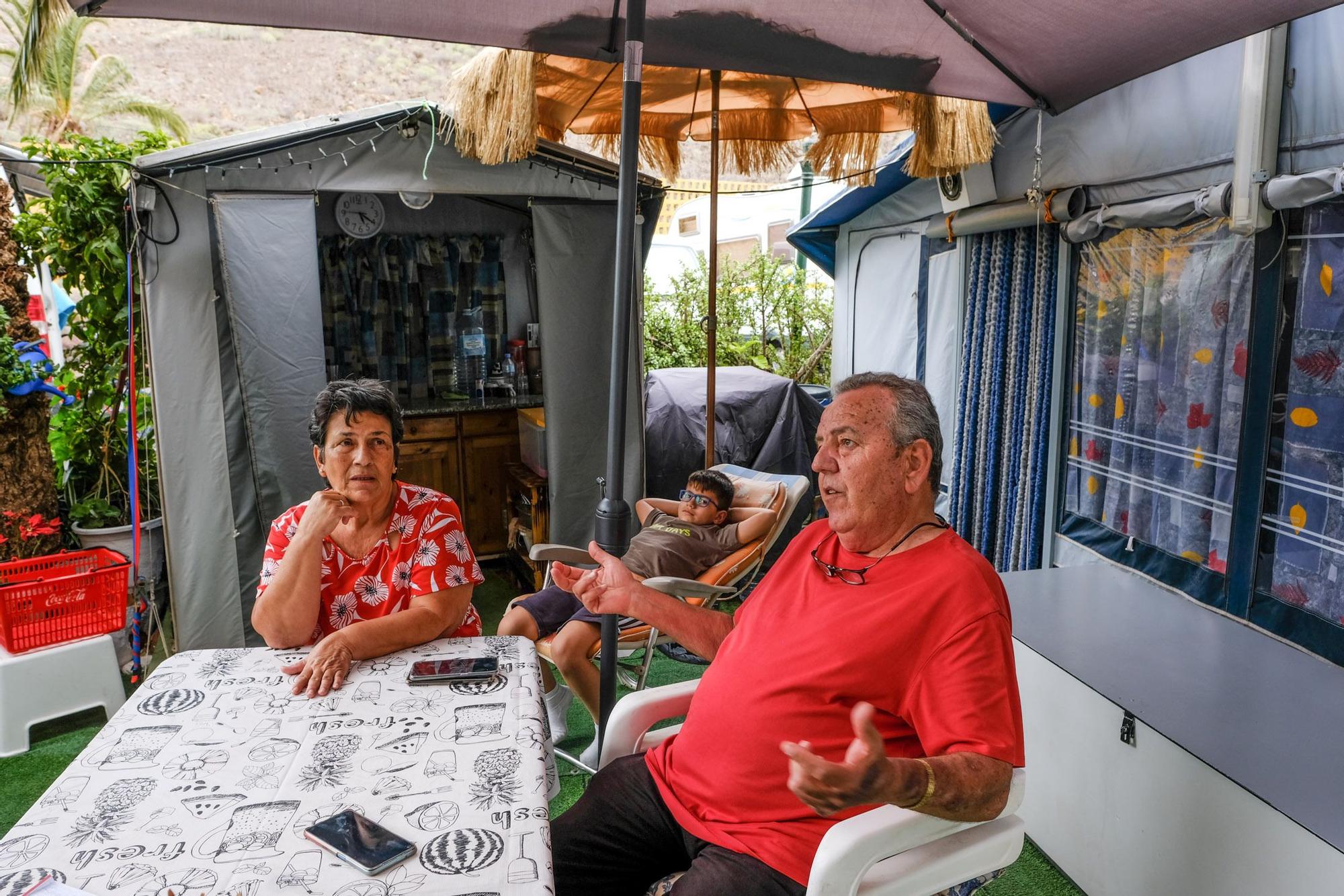 Ángela Varón, Inocencio Ramos y su nieto Dilan disfrutan de unos días en su caravana.