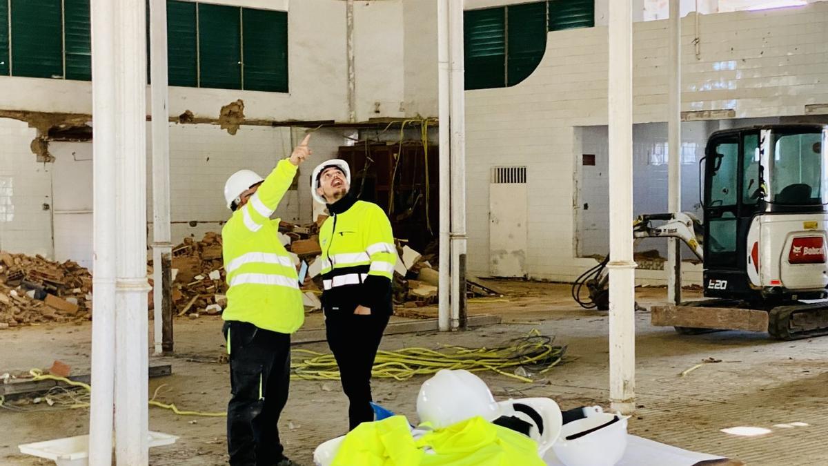 Operarios de la obra analizando el amianto de la cubierta