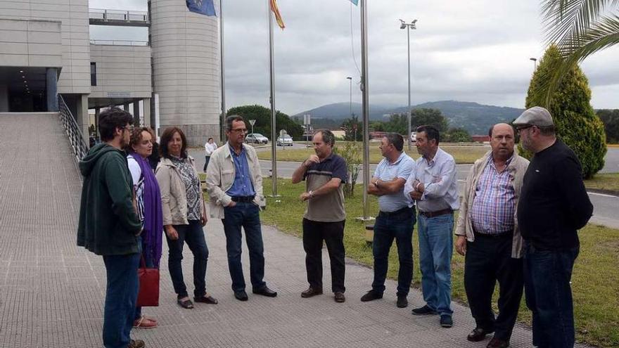 Los concejales de Marea se reunieron con vecinos de Mourente ante el hospital de Montecelo. // R. Vázquez