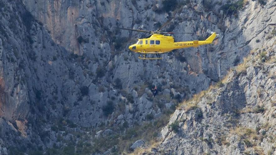 El helicóptero del Consorcio realizando un rescate en el Ponoig, en imagen de archivo.