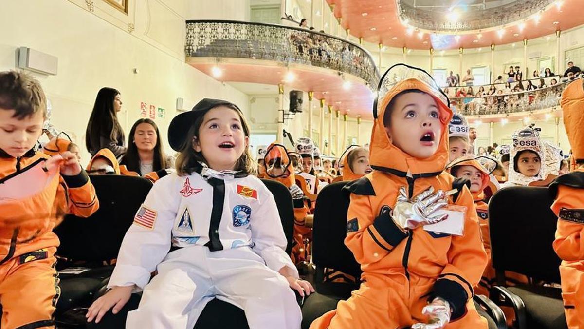 Escolares vestidos de astronauta viendo a Sara García.