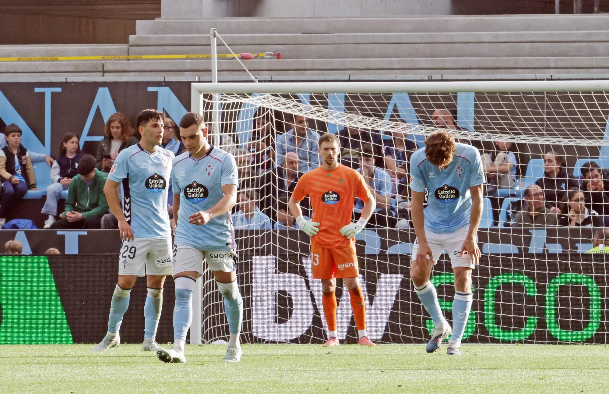 Radu, Yoel, Jutglà y Marcos Alonso, abatidos tras un gol del Levante.