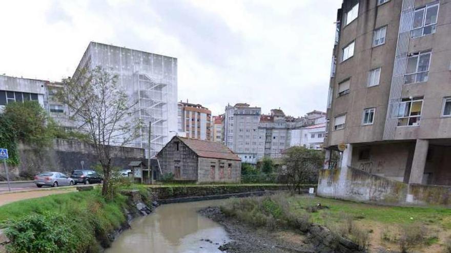 El cauce del río Gafos de color marrón tras un vertido. // G. Santos