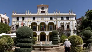 El servicio de limpieza de edificios del ayuntamiento y vías públicas de aldeas de Priego queda desierto