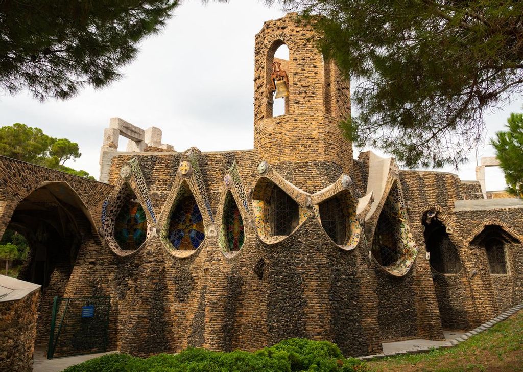 La Cripta Güell, monumental maqueta de la Sagrada Familia
