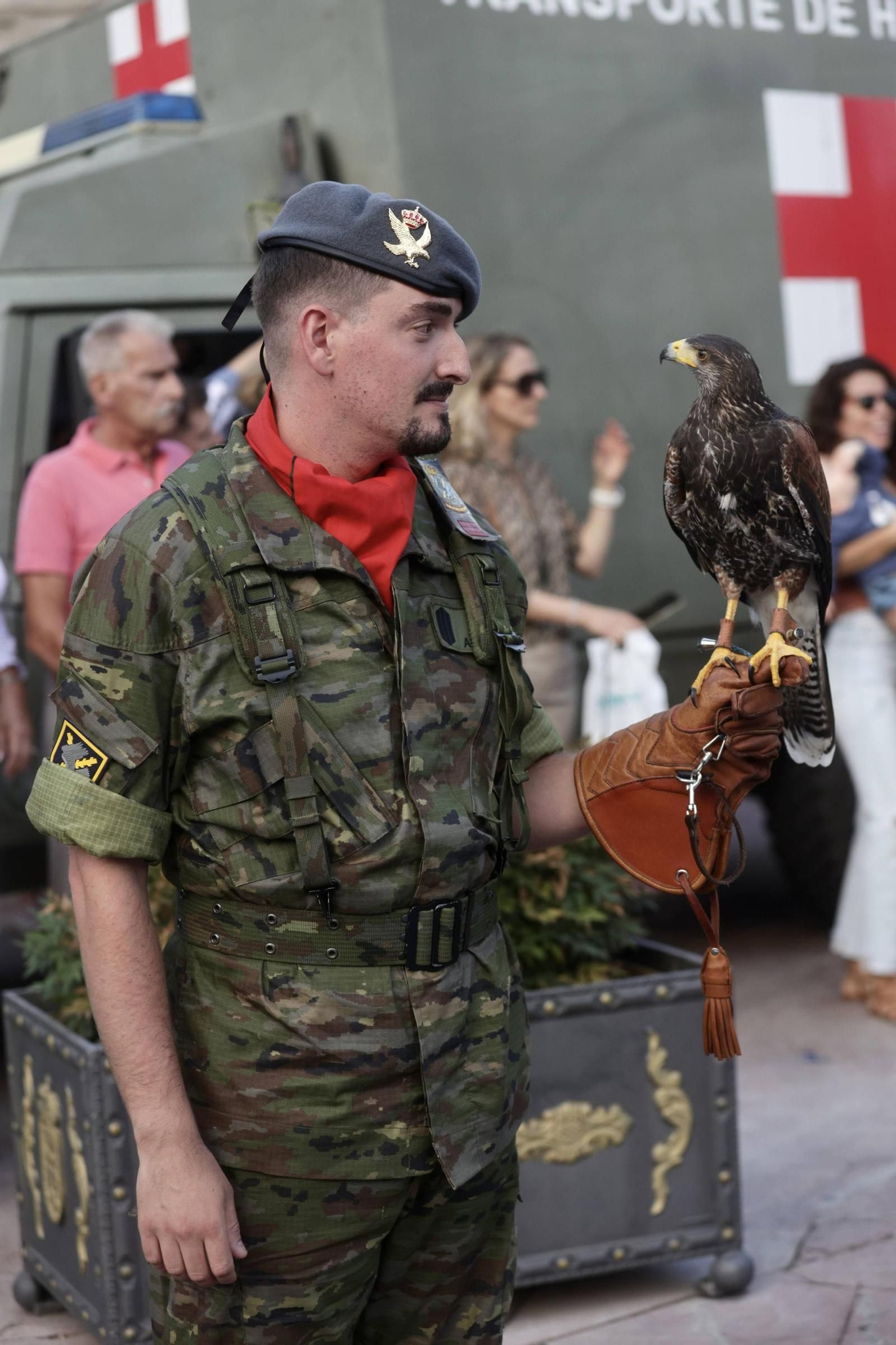 EN IMÁGENES: Así fue el izado de la bandera de España en la plaza de la Escandalera de Oviedo