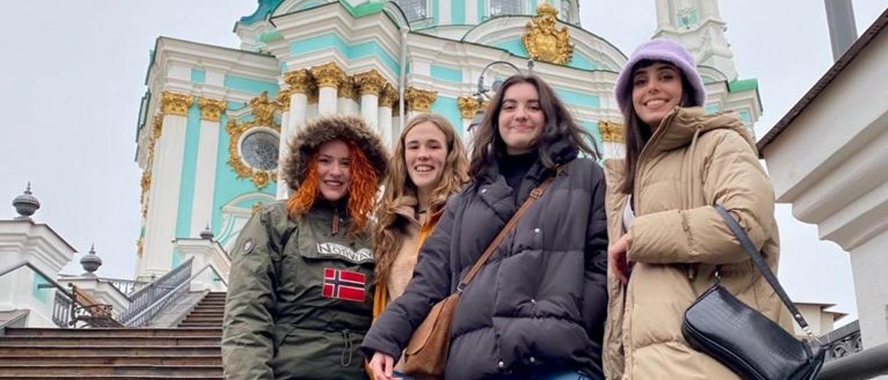 Andrea, a la derecha, con sus compañeras en Kiev.