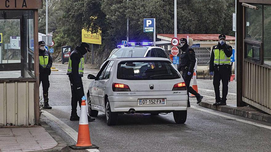 Seixanta policies nacionals a Girona van sense armilles antibales ni guants