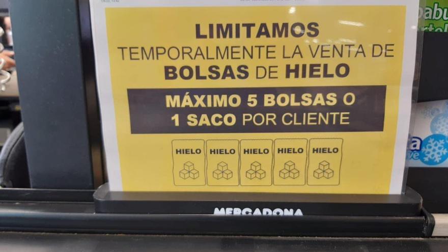 Los supermercados limitan las bolsas de hielo por problemas de abastecimiento en plena ola de calor