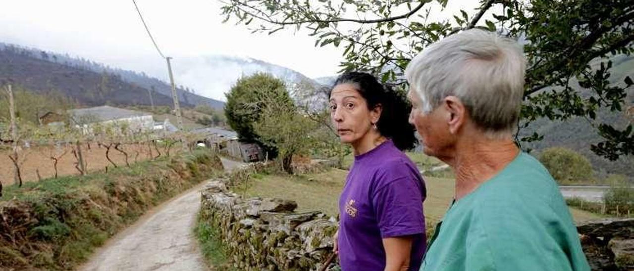 Eva Méndez y Ana Vega Díez, en Seroiro, con el fuego al fondo.