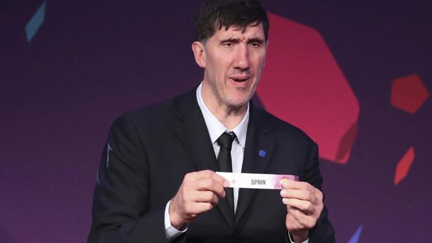 El ex jugador rumano Gheorghe Muresan, durante el sorteo.