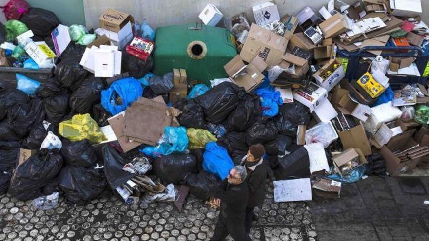 Imagen de la basura acumulada en la anterior huelga de limpieza de 2013.