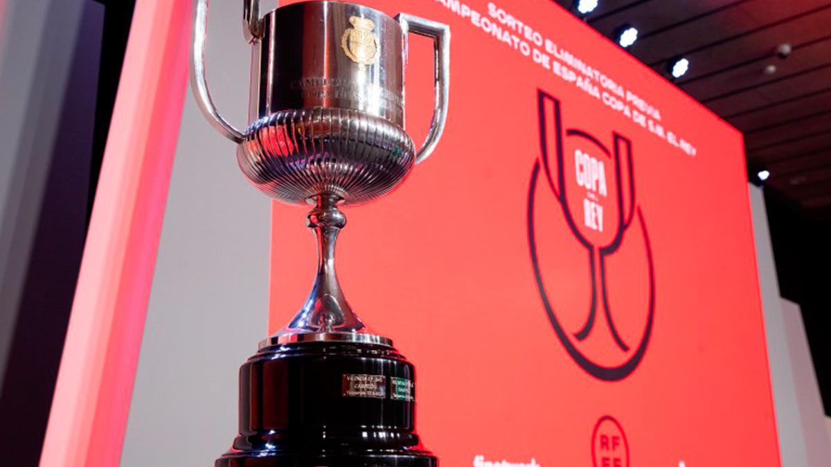 El trofeo de la Copa del Rey, en la sede de la Federación Española.