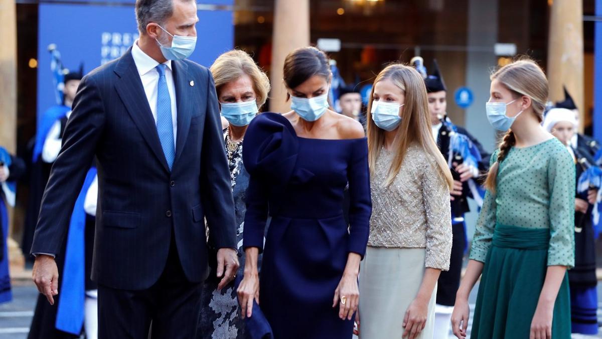 Los reyes Felipe VI y Letizia, junto a sus hijas, la princesa Leonor y la infanta Sofía, además de la reina emérita, el pasado 16 de octubre en Oviedo, a su llegada a la ceremonia de los Premios Princesa de Asturias.