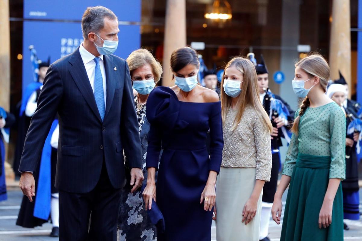 GRAF1870. OVIEDO, 16/10/2020.- (De izq a dcha) El rey Felipe VI, la reina emérita Sofía, la reina Letizia y las infantas Leonor y Sofía llegan a la ceremonia de entrega de los Premios Princesa de Asturias celebrados este viernes en Oviedo. EFE/Ballesteros