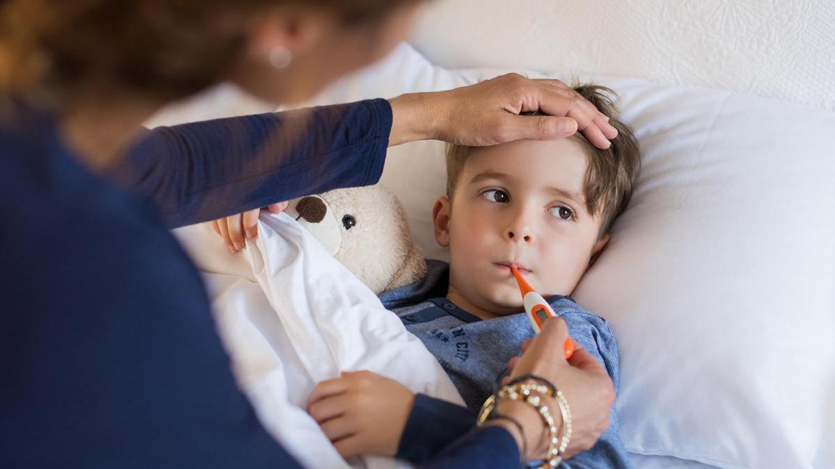 Una dona controla si un nen té febre | ShutterStock