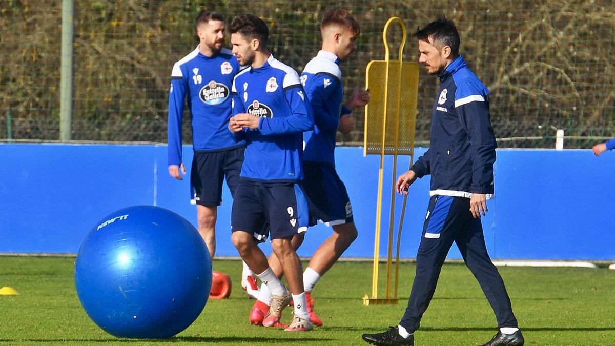 Rubén de la Barrera camina entre los jugadores durante un entrenamiento. |  // CARLOS PARDELLAS