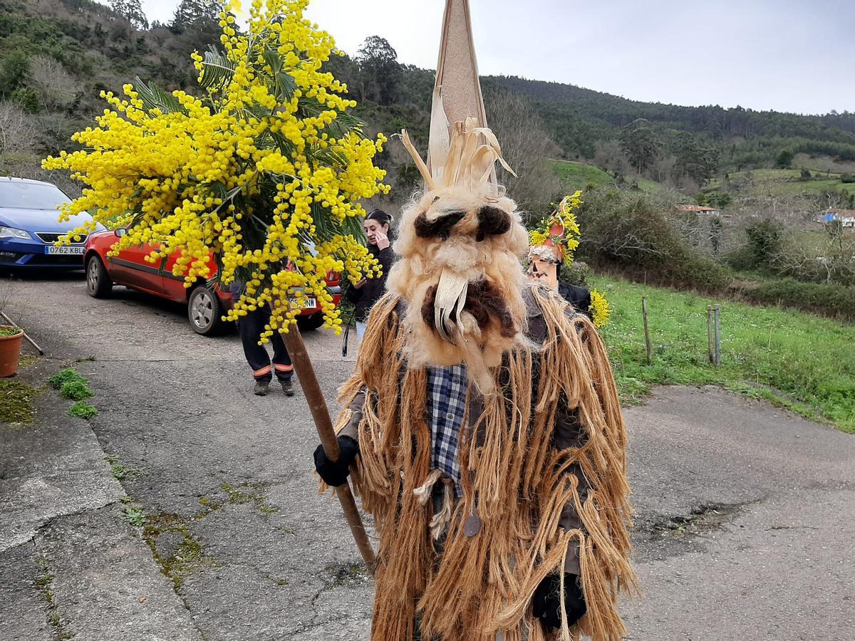 Los Mazacaraos invaden Rozaes para recuperar una tradición que goza de buena salud: el Domingo´l Gordu de la parroquia, en imágenes