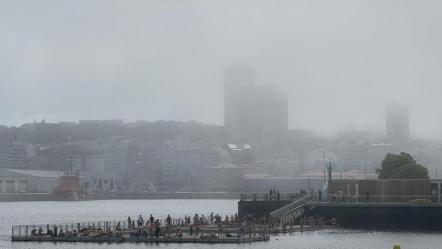 La niebla en A Coruña en el paseo de Orillamar y en la nueva plataforma de O Parrote