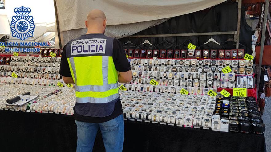Ocho detenidos en Benidorm por vender 1.315 productos falsos cuyos originales valen 2 millones