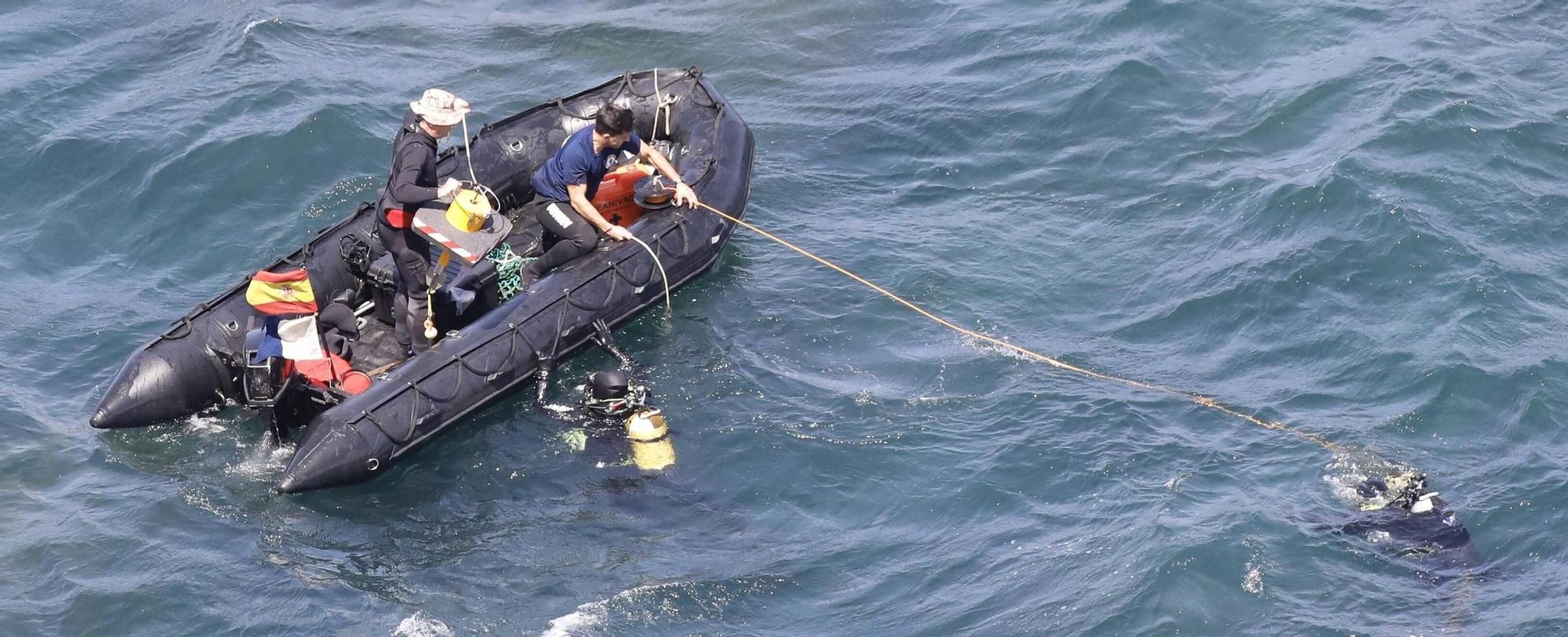 En imágenes: Así fueron las labores de desactivación de tres obuses en la costa de Gijón