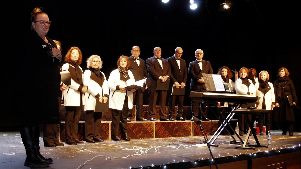 La directora de la coral en la presentación del concierto