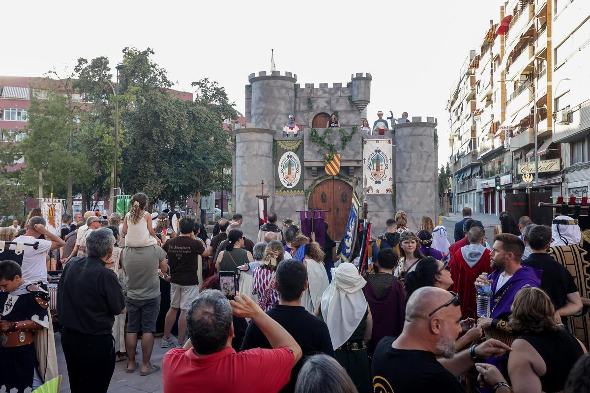 Fiesta, pólvora y tradición llenan el barrio de San Blas en estos días.
