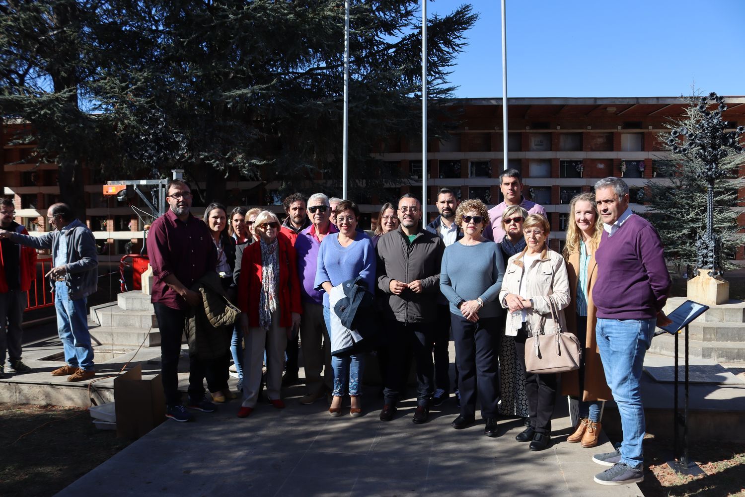 Familiares del represaliado por el franquismo, José Pla, y representantes del PSPV-PSOE y de Compromís han visitado los trabajos de exhumación de restos de la cripta del cementerio de Vila-real.