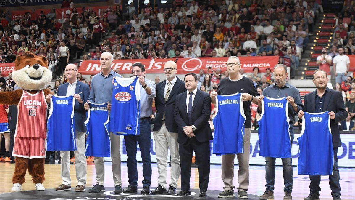 Luis González Chaga, Javier Arnal, Pedro Muñoz Boj, Pepe Torralba y Marcial Domingo, componentes del primer equop de la historia del club, durante el homenaje en el Palacio de los Deportes