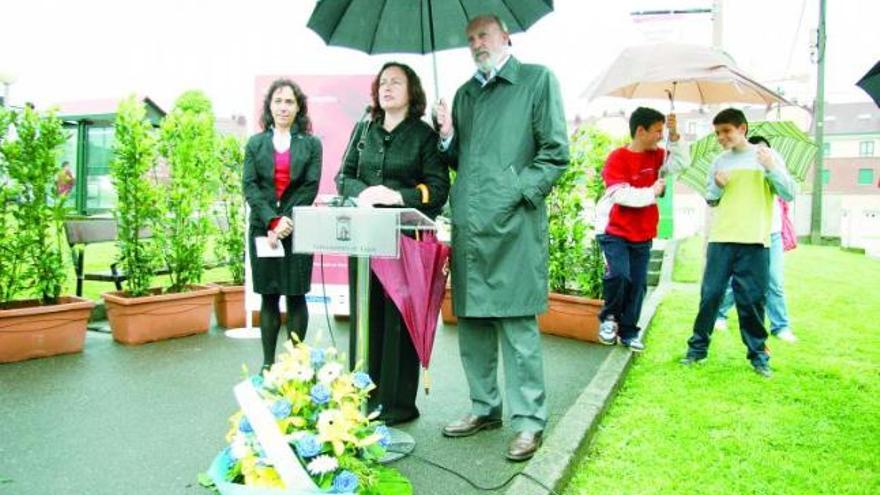 De izquierda a derecha, Marta González, sobrina de la autora, Consuelo Vega y Justo Vilabrille, en el parque María Teresa González.