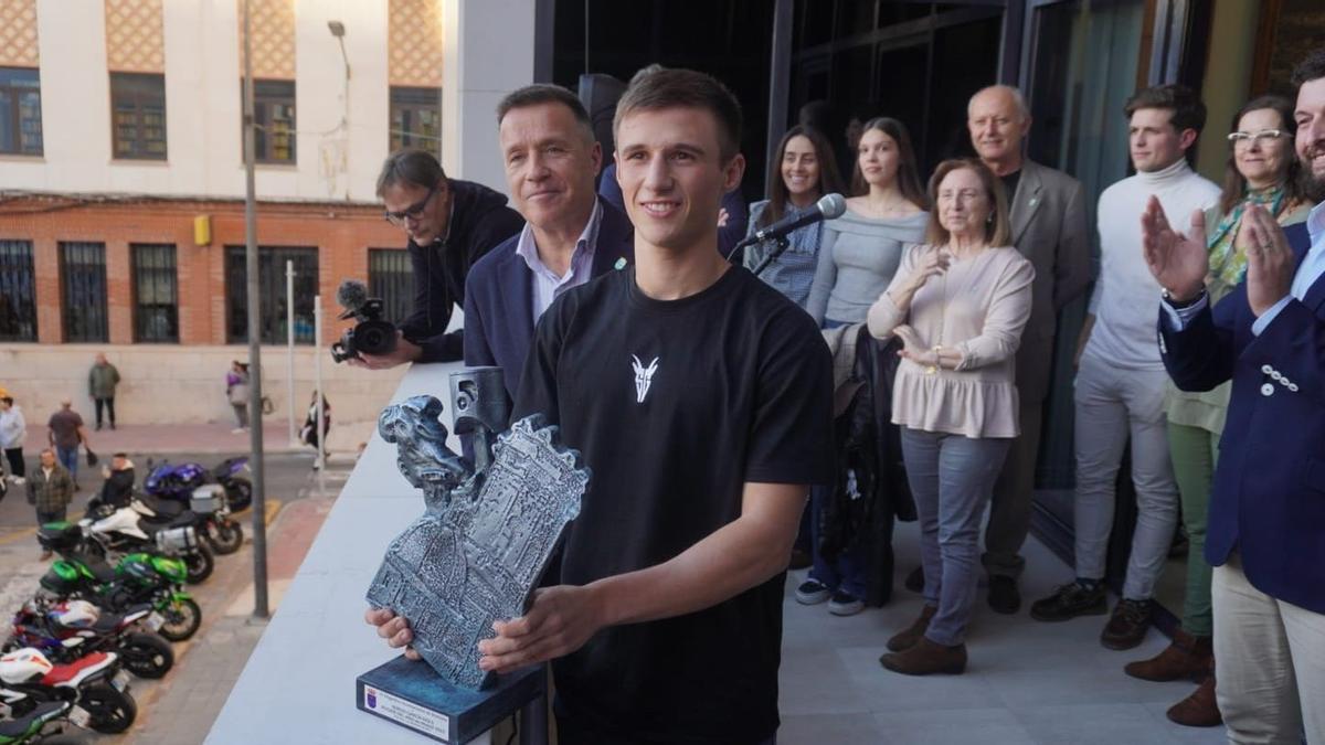 El joven piloto saludó con el trofeo de Joan Poré desde el balcón del ayuntamiento de Burriana.