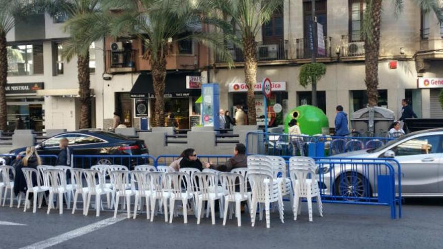 Público en las sillas instaladas para la Cabalgata en Alfonso el Sabio, hace unos minutos