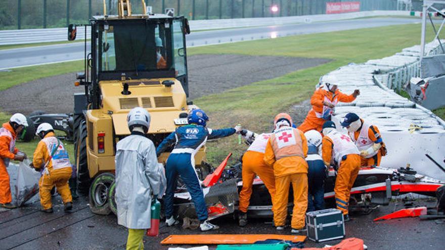 Jules Bianchi es atendido en Suzuka tras el accidente.