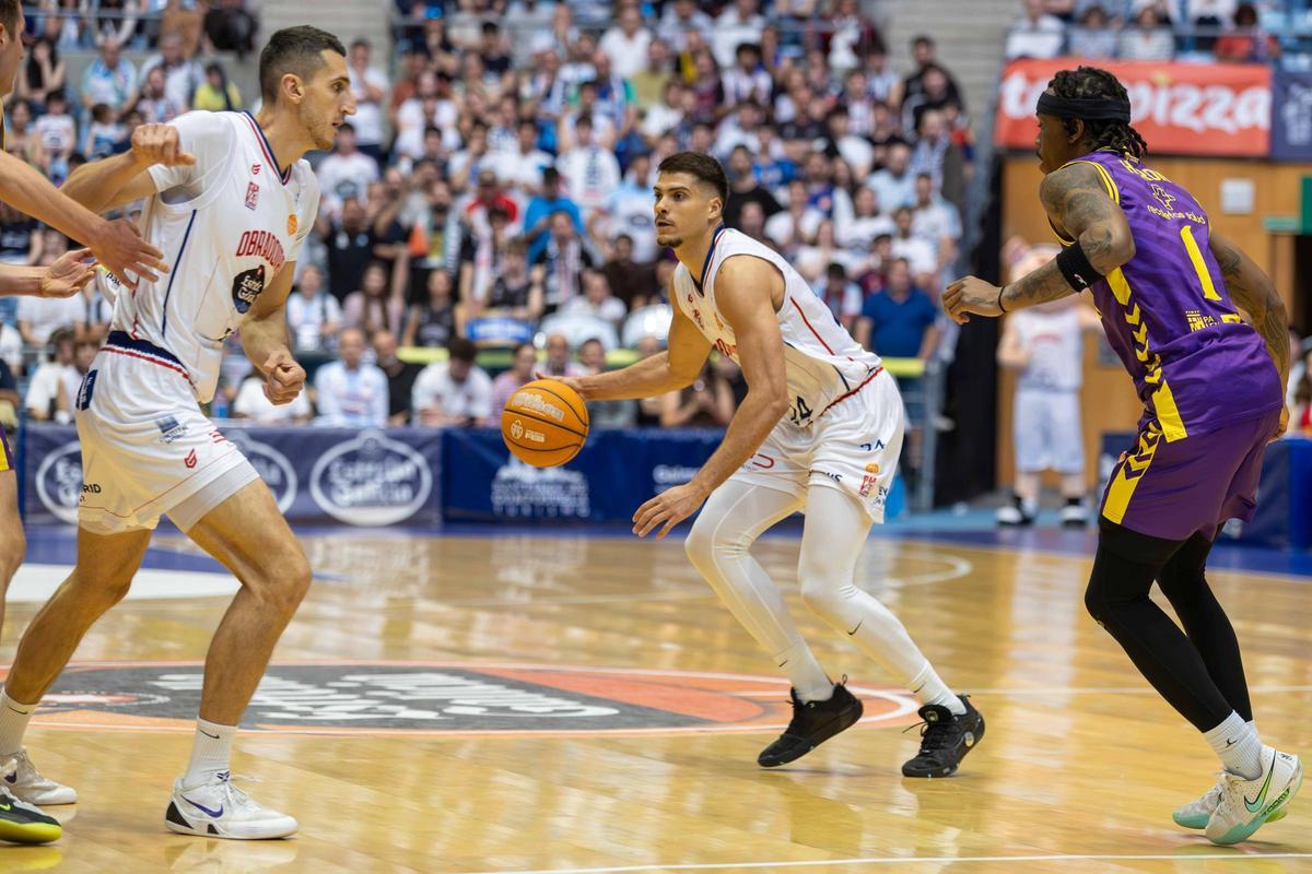 El Obradoiro arrasa en la 'guerra' con el Palencia El Obradoiro arrasa en la 'guerra' con el Palencia