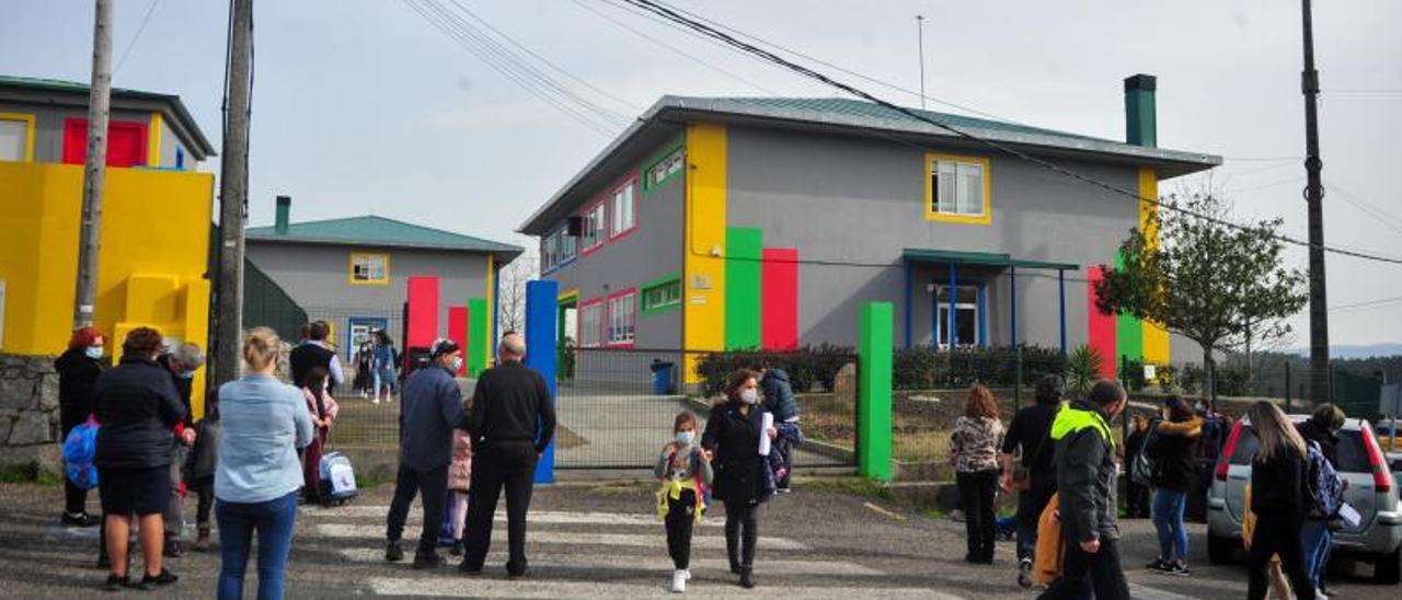 Padres de Tremoedo acudieron ayer a las 12.00 horas a recoger a sus hijos al colegio. |   // IÑAKI ABELLA